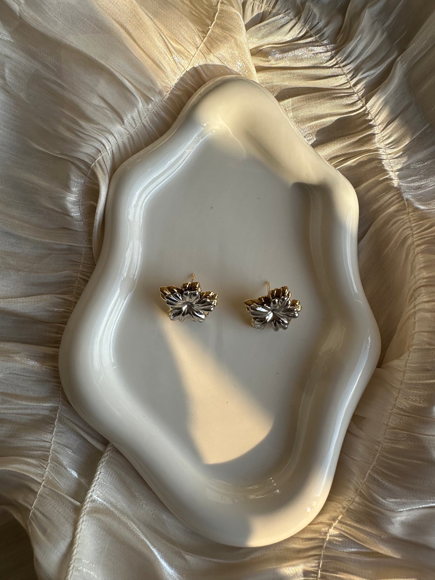 Boucles d’Oreilles Fleur Sculptée