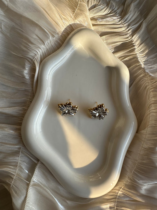 Boucles d’Oreilles Fleur Sculptée
