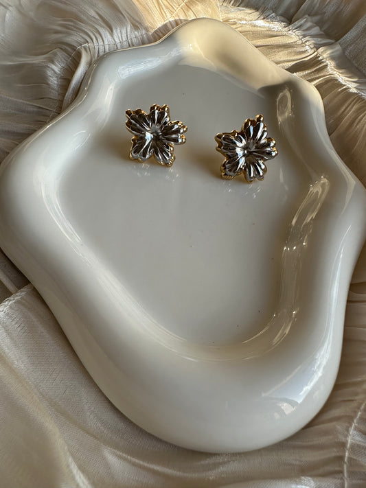 Boucles d’Oreilles Fleur Sculptée