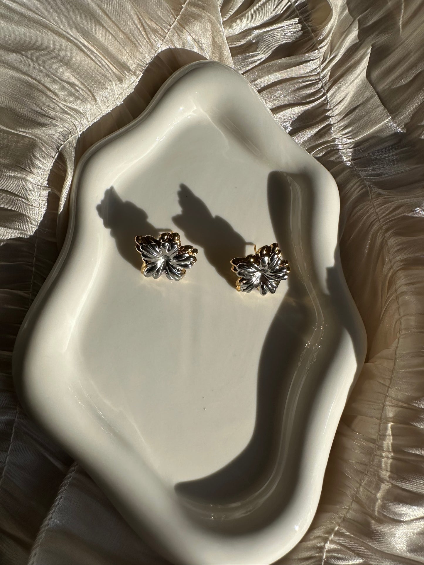 Boucles d’Oreilles Fleur Sculptée