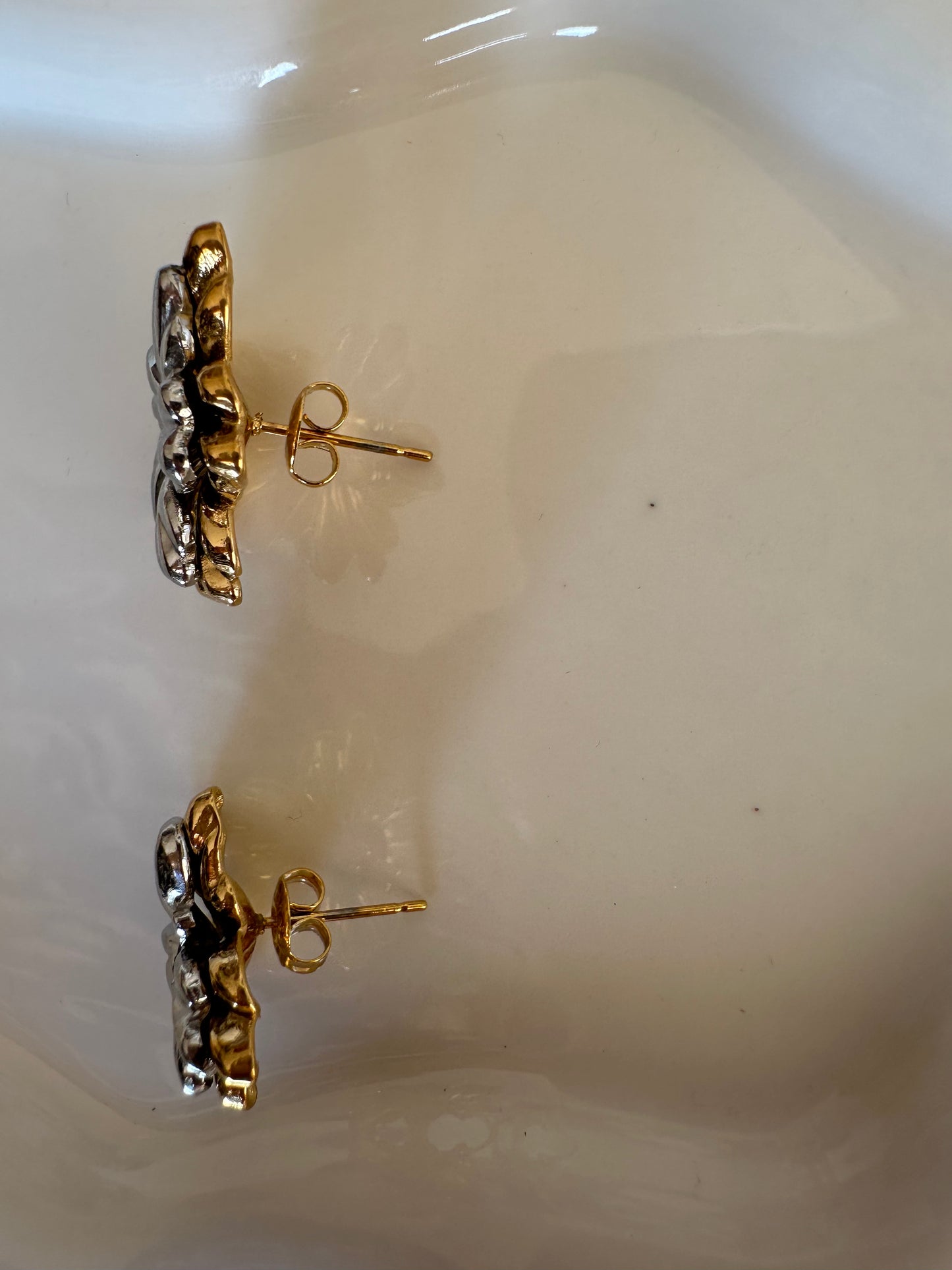 Boucles d’Oreilles Fleur Sculptée